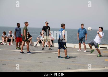 Golfo di Aden (Agosto 29, 2015) DEGLI STATI UNITI Marines e marinai dal XV Marine Expeditionary Unit ed Essex anfibio gruppo pronto giocare a calcio durante un acciaio picnic sulla spiaggia a bordo il trasporto anfibio dock nave USS ancoraggio (23 LPD). Elementi del XV MEU sono imbarcati a bordo di ancoraggio, che è parte dell'ESX ARG, e viene distribuito come supporto del le operazioni di sicurezza marittima e di teatro la cooperazione in materia di sicurezza gli sforzi negli Stati Uniti Quinta Flotta area di operazioni. (U.S. Marine Corps foto di Sgt. Steve H. Lopez/rilasciato) Foto Stock