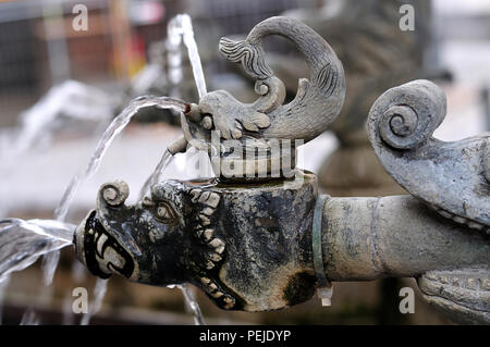 Fantasy pesci ad una fontana in bronzo del XVI secolo, delphinbrunnen a Ulm in Germania, il gocciolamento di acqua Foto Stock