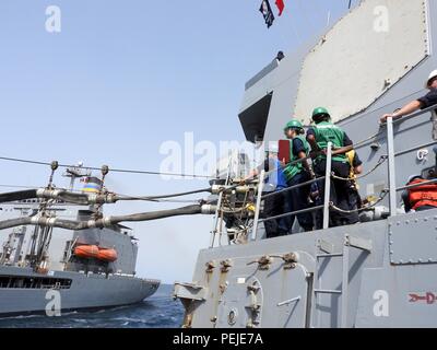 150829-N-WA936-057 Golfo di Aden (Agosto 29, 2015) marinai a bordo guidato-missile destroyer USS Bainbridge (DDG 96) segnale di militari di comando Sealift flotta oliatore di rifornimento USNS Joshua Humphries (T-AO 188) per iniziare la pompa carburante durante un rifornimento in mare. Bainbridge sta conducendo operazioni navali negli Stati Uniti Sesta flotta area di operazioni a sostegno degli Stati Uniti per gli interessi di sicurezza nazionali in Africa. (U.S. Navy foto di alfiere M. N. Witten/rilasciato) Foto Stock