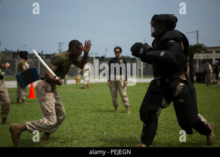 Sgt. Dashien R. Pettigrew corre attraverso l OC Spray Performance Evaluation Corso su Camp Hansen, Okinawa, in Giappone, durante le armi Non-Lethal Instructor, Agosto 27, 2015. Questo inter-corso di servizio è offerto solo una volta all'anno su Okinawa. Pettigrew, da Moncks Corner, Carolina del Sud, è un tecnico di munizioni con la terza applicazione della legge battaglione, III Marine forza expeditionary sede, gruppo III MEF e avrà la garanzia collaterale dovere di armi non letali istruttore dopo il completamento del corso. (U.S. Marine Corps foto di Cpl. Il Thor Larson/rilasciato) Foto Stock