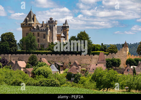 Chateau de Montfort - un castello nel comune francese di Vitrac in Dordogne regione della Francia Foto Stock