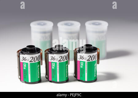 Rotoli di Fujifilm Superia 200 35mm colore negativo film roll in contenitori Foto Stock