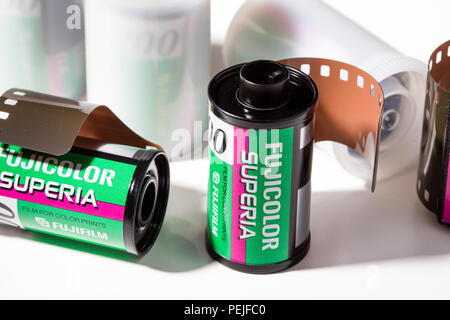Rotoli di Fujifilm Superia 200 35mm colore negativo film roll in contenitori Foto Stock
