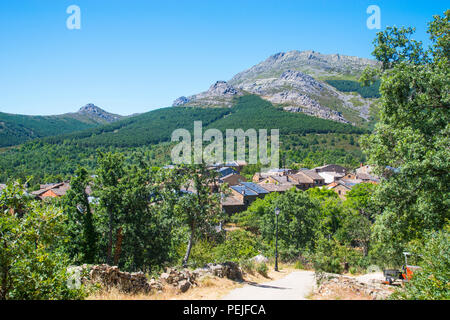 Panoramica e Ocejon picco. Valverde de los Arroyos, provincia di Guadalajara, Castilla La Mancha, in Spagna. Foto Stock