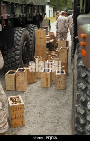 Corpi di ottone raccolti da M2 0,50 Caliber mitragliatrici pesanti e M240B medie mitragliatrici sono caricati in un 7-ton carrello dopo un live fire esercizio di Camp Lejeune, N.C., Agosto 27, 2015. Marines con il 26 Marine Expeditionary Unit e di aria per applicazioni marine squadrone di supporto 1 ha condotto la formazione di unità di aumentare la familiarità con armi organici sistemi e funzionalità. (U.S. Marine Corps foto di PFC. Ieter pietra/rilasciato) Foto Stock