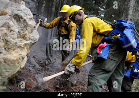 Spc. Ashley Thorton, nativo di Savannah, Ga. e un soldato assegnato alla Task Force Primo Round, al di fuori della base comune Lewis-Mccorda, rompe la massa calda come parte dei fuochi soppressione operazioni essendo condotta in Colville National Forest, Washington, il Agosto 29. 2015. Thorton, una prima pompiere, unite l'esercito all'età di 37 dopo aver deciso di cui aveva bisogno di una sfida nella sua vita. Foto Stock