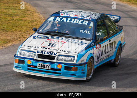 1989 Ford Sierra Cosworth RS500, originariamente guidato da Andy Rouse, qui azionato da Calum Lockie al 2018 Goodwood Festival of Speed, Sussex, Regno Unito. Foto Stock
