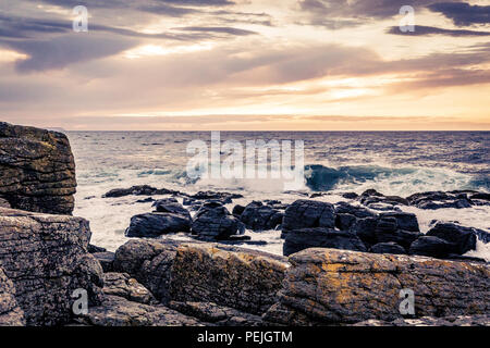 La linea di costa a Ballintoy, Co Antrim, Irlanda del Nord in un giorno di estate Foto Stock