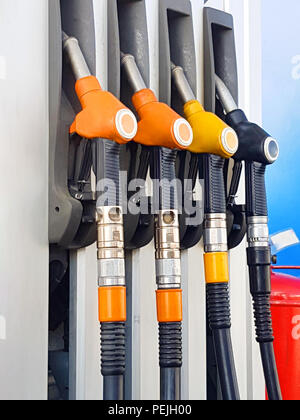 Foto di orange getti alla stazione di gas Foto Stock
