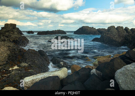 La linea di costa a Ballintoy, Co Antrim, Irlanda del Nord in un giorno di estate Foto Stock