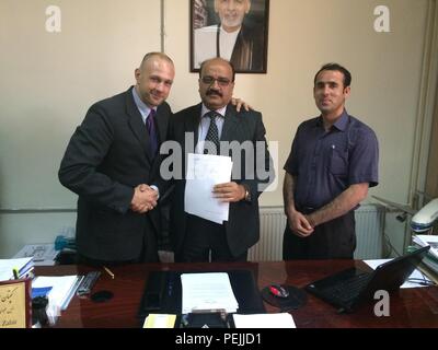 KABUL, Afghanistan (Agosto 18, 2015) DEGLI STATI UNITI Navy Lt. La Cmdr. Jared Asman (sinistra), un consulente senior con l Aviazione Civile Ramo di transizione della NATO Air Command - Afghanistan celebra la firma dell'Afghanistan deconfliction dello spazio aereo lettera di accordo con il Capitano Hamid Zaher, Direttore Generale Afghanistan in materia di aviazione civile a destra (centro) e l'Ingegnere Ahmad Zaki Popal, Direttore della gestione del traffico aereo. Foto Stock