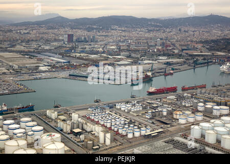 Vista aerea Barcellona porto industriale con olio dei serbatoi di stoccaggio e delle navi in porto Foto Stock