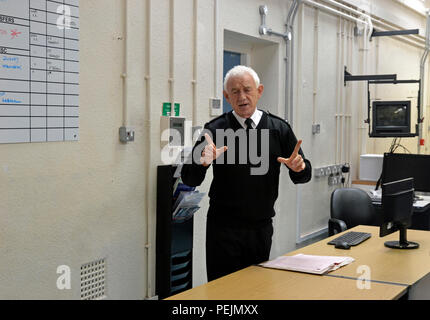 Prigione Officer facendo visita guidata a Shrewsbury prigione, chiamato Dana, chiuso nel 2013 ed è ora aperto per Jailhouse Tours. Abbandonata, abbandonata. Foto Stock