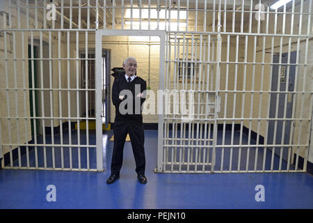 Prigione Officer facendo visita guidata a Shrewsbury prigione, chiamato Dana, chiuso nel 2013 ed è ora aperto per Jailhouse Tours. Abbandonata, abbandonata. Foto Stock