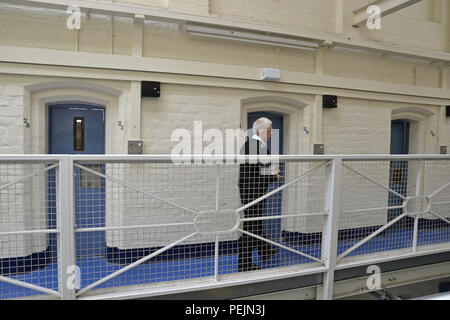 Prigione Officer facendo visita guidata a Shrewsbury prigione, chiamato Dana, chiuso nel 2013 ed è ora aperto per Jailhouse Tours. Abbandonata, abbandonata. Foto Stock