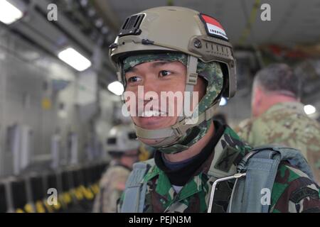 Indonesian Capt. Agung Dwi si prepara ad effettuare jumpmaster doganali durante il funzionamento del giocattolo di scendere a Papa Army Airfield, Fort Bragg, N.C., Dicembre 5, 2015. Il funzionamento del giocattolo Drop è la più grande del mondo di combinata airborne operazione con sette partner-nazione paracadutisti che partecipano. (Esercito degli Stati Uniti Foto di PFC. Marcus Gresham/rilasciato) Foto Stock