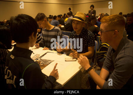 Lancia Cpl. Raymond D. Javier, centro a destra, e Lance Cpl. Samuel C. Allison, estrema destra, spiegare gli acronimi americani a Okinawa residenti durante la classe di inglese nov. 5 all'Aeon Rycom Mall in Chatan, Okinawa, in Giappone. La classe prevista Okinawa gli studenti con la possibilità di interagire e di migliorare il loro inglese attraverso la Conversazione con madrelingua inglese. Durante la classe, divano membri hanno suonato i giochi di parole con i residenti di Okinawa e spiegato in vari riferimenti culturali e volgare. Dopo le attività in aula, divano volontari e gli studenti divisi in gruppi, abbiamo mangiato il pranzo e guardati toge Foto Stock