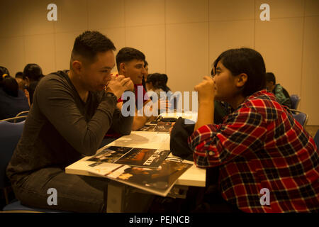 Sgt. Larry J. Barnes, sinistra, si introduce a Aiki Taeko durante la classe di inglese nov. 5 all'Aeon Rycom Mall in Chatan, Okinawa, in Giappone. La classe prevista Okinawa residenti con la possibilità di interagire e di migliorare il loro inglese attraverso la Conversazione con madrelingua inglese. Durante la classe, divano membri hanno suonato i giochi di parole con i residenti di Okinawa e spiegato in vari riferimenti culturali e volgare. Dopo le attività in aula, divano volontari divisi in gruppi con gli studenti, abbiamo mangiato il pranzo e guardati insieme prima di tornare in Aula per discutere di ciò che avevano imparare Foto Stock