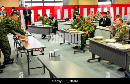 Maestro giapponese Sgt. Yukio Soranaka tecnica insegna di Lt. Gen. Junji Suzuki, comandante generale, Giapponese medio esercito, e il tenente Gen. Stephen Lanza, comandante generale, ho Corps, durante una pittura in ceramica classe come una parte di esercizio Yama Sakura 69 a Camp Itami, Giappone, DIC 3. Yama Sakura (YS) è un annuale, esercizio bilaterale con il Giappone terra Forza di Autodifesa (JGSDF) e militari degli Stati Uniti. È il più grande posto di comando esercizio che si concentra prevalentemente sugli accordi bilaterali e la programmazione congiunta e il coordinamento e l'interoperabilità di base sulla terra gli elementi del Stati Uniti/Giappone security alliance. Foto Stock