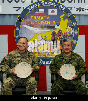 Lt. Gen. Stephen Lanza, comandante generale, ho Corps, e il tenente Gen. Junji Suzuki, comandante generale, Giappone Medio esercito, posano per una foto dopo la verniciatura un simbolo giapponese in una piastra di ceramica durante una ceramica classe pittura introducendo U.S. Soldati per la cultura Giapponese come una parte di esercizio Yama Sakura 69 a Camp Itami, Giappone, DIC 3. Yama Sakura (YS) è un annuale, esercizio bilaterale con il Giappone terra Forza di Autodifesa (JGSDF) e militari degli Stati Uniti. È il più grande posto di comando esercizio che si concentra prevalentemente sugli accordi bilaterali e la programmazione congiunta e il coordinamento e l'interoperabilità di GRO Foto Stock