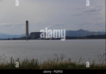 Contenitore nave sul Firth of Forth passando di Longannet power station Scozia Agosto 2018 Foto Stock