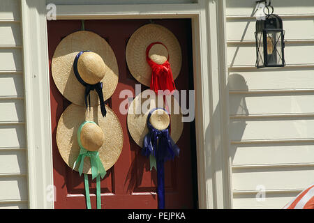 Cappelli di paglia porta decorazione di Colonial Williamsburg Foto Stock