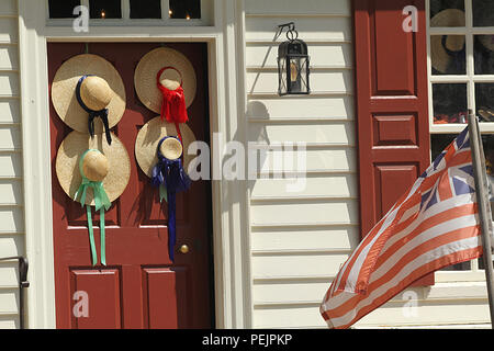 Cappelli di paglia decorando la porta in Colonial Williamsburg, VA, Stati Uniti Foto Stock