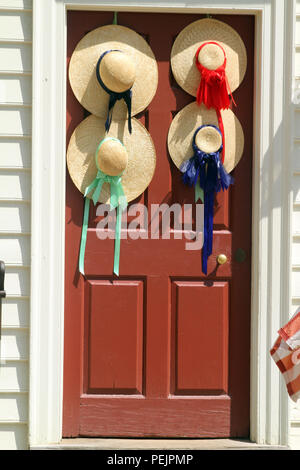 Cappelli di paglia decorando la porta in Colonial Williamsburg, VA, Stati Uniti Foto Stock