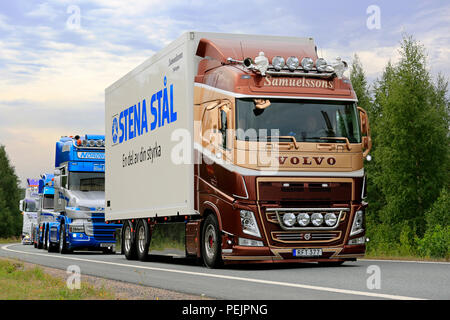 LEMPAALA, Finlandia - 9 agosto 2018: Brown Volvo Truck FH di Samuelssons Akeri su strada in camion dei convogli di camion di potenza mostra 2018, Finlandia. Foto Stock