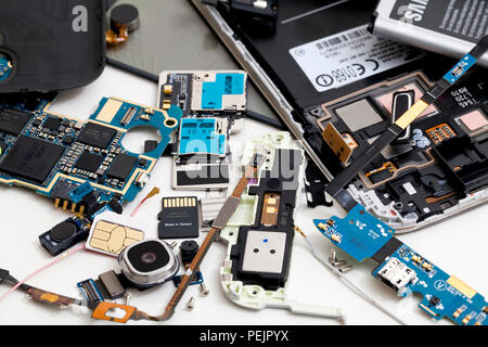 Smontaggio Samsung Galaxy telefono cellulare, che mostra i vari componenti interni - USA Foto Stock