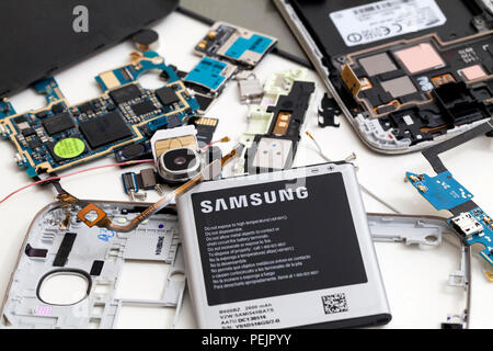 Smontaggio Samsung Galaxy telefono cellulare, mostrando Samsung batteria e varie parti interne - USA Foto Stock