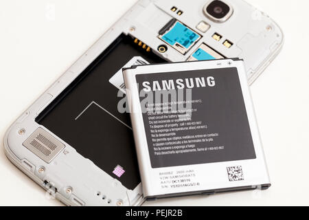 Samsung Galaxy telefono cellulare con coperchio posteriore rimosso, mostrando Samsung batteria - USA Foto Stock