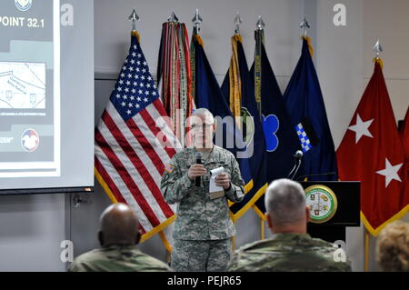 Il Mag. Gen. Peter Lennon, vice comandante generale (supporto), U.S. La riserva di esercito Comando, parla di leadership e di personale da tutto il quattro di supporto regionale comandi, durante la combinata di sostegno regionale il comando Readiness Review, Camp parchi, Dublino, California, 8 dicembre. Il 63rd, 81st, 88th e 99th RSC di comandare i generali Lennon informato circa lo stato di preparazione corrente dei rispettivi RSC e dove ognuno si siede in aree critiche delle prestazioni. Foto Stock