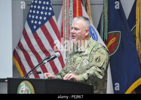 Il Mag. Gen. Nickolas Tooliatos, comandante generale, 63a sostegno regionale comando, mutandine Il Mag. Gen. Peter Lennon, vice comandante generale (supporto), U.S. La riserva di esercito di comando, durante il combinato di sostegno regionale il comando Readiness Review, Camp parchi, Dublino, California, 8 dicembre. Il 63rd, 81st, 88th e 99th RSC di comandare i generali Lennon informato circa lo stato di preparazione corrente dei rispettivi RSC e dove ognuno si siede in aree critiche delle prestazioni. Foto Stock