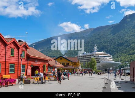 Il Quayside in Flåm con la Silver Spirit nave di crociera , Aurlandsfjorden, Sognefjord, Sogn og Fjordane, Norvegia Foto Stock