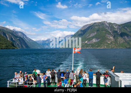 Geiranger, Norvegia. I turisti sul ponte di Geiranger al traghetto Hellesylt, il Geirangerfjord, Norvegia Foto Stock