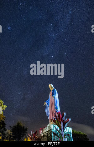 La Via Lattea appare sopra la Basilica di Santa Maria la Chiesa cattolica a Colonia, Yap, Stati Federati di Micronesia, 7 dicembre, 2015. Categoria cinque Maysak tifone causato gravi danni alle isole di Yap e Chuuk e l'Atollo Ulithi negli FSM lo scorso marzo. (U.S. Air Force foto di Osakabe Yasuo/rilasciato) Foto Stock