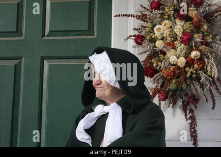 Ritratto di donna, reenactor a Colonial Williamsburg, Virginia, USA Foto Stock