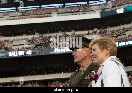 Il generale del corpo dei Marines Joseph F. Dunford Jr., presidente del Joint Chiefs of staff, partecipò alla 116a partita di football tra esercito e marina al Lincoln Financial Field di Philadelphia, il 12 dicembre 2015. Il gioco segnò la quattordicesima vittoria consecutiva della Marina sull'esercito, 21-17. Dunford era presente con altri capi militari di alto livello e osservò i partecipanti feriti dei Warrior. L'evento si svolse tra la United States Military Academy di West Point e la United States Naval Academy, mettendo in evidenza la tradizione militare e la competizione interservizi. Foto Stock