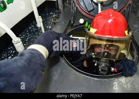 151205-N-FP878-113 mare mediterraneo (dec. n. 5, 2015) Danni Controlman Fireman Sanchez-Bartz cristiana, da Long Beach, California, si arrampica attraverso una griglia di presa mentre si risponde a una simulazione di classe Alfa fuoco durante un quartier generale praticare a bordo della USS Carney (DDG) 64 Dicembre 5, 2015. Carney, un Arleigh Burke-class guidato-missile distruttore, distribuito a Rota, Spagna, sta conducendo una pattuglia di routine in U. S. sesta flotta area di operazioni a sostegno degli Stati Uniti per gli interessi di sicurezza nazionali in Europa. (U.S. Foto di Marina di Massa lo specialista di comunicazione 1a classe Theron J. Godbold/rilasciato) Foto Stock