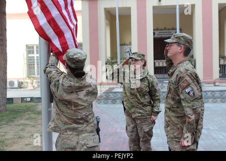 Yeoman 2a classe Giordania Guevara, centro saluta una bandiera in onore del suo defunto nonno, Woodrow "Woody" Duffin, su Pearl Harbor giorno a bordo di sostegno deciso la sede centrale, Kabul, Afghanistan. Duffin, un capo quartermaster, arruolato in Marina nel 1939 e fu un superstite dell'attacco di Pearl Harbor, servendo sulla USS California (BB-44). Egli ha ricevuto 17 battaglia stelle, due cuori viola e una stella di bronzo. Guevara, dei Cottage Grove, Wisconsin, sta continuando la sua famiglia l'eredità di servizio come una riserva marina augmentee individuali assegnati alla protezione combinata Command-Afghanistan di transizione. (U.S. Foto Stock