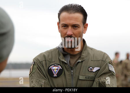 Dutch Sgt. Il Mag. Sebastiaan Kievith attende di partecipare a un'operazione aerea durante il funzionamento del giocattolo Drop, Mackall Army Airfield, N.C., 7 dicembre, 2015. Il funzionamento del giocattolo Drop è la più grande del mondo di combinata airborne operazione con sette partner-nazione paracadutisti che partecipano e soldati consente la possibilità di aiutare i bambini bisognosi di tutto il mondo ricevono giocattoli per le vacanze. (U.S. Esercito foto di Spc. Giuseppina Carlson/rilasciato) Foto Stock