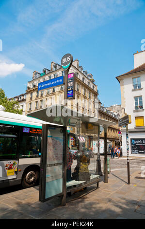 Fermata bus, Place Saint Germain des Pres, St Germain des Pres, sulla riva sinistra di Parigi, Francia Foto Stock