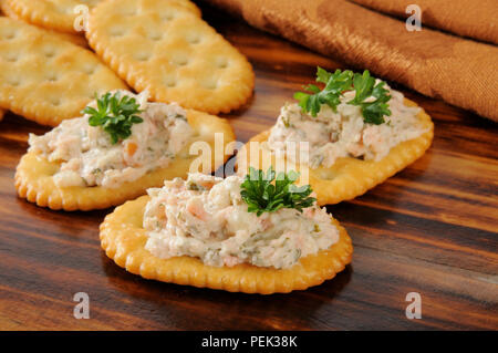 Salmone affumicato spalmato su cracker integrali Foto Stock