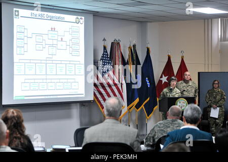 Il Mag. Gen. Janet Cobb, comandante generale, 81st supporto regionale comando, mutandine Il Mag. Gen. Peter Lennon, vice comandante generale (supporto), U.S. La riserva di esercito di comando, durante il combinato di sostegno regionale il comando Readiness Review, Camp parchi, Dublino, California, 8 dicembre. Il 63rd, 81st, 88th e 99th RSC di comandare i generali Lennon informato circa lo stato di preparazione corrente dei rispettivi RSC e dove ognuno si siede in aree critiche delle prestazioni. Foto Stock