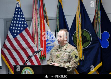 Il Mag. Gen. Patrick Reinert, comandante generale, 88th supporto regionale comando, mutandine Il Mag. Gen. Peter Lennon, vice comandante generale (supporto), U.S. La riserva di esercito di comando, durante il combinato di sostegno regionale il comando Readiness Review, Camp parchi, Dublino, California, 8 dicembre. Il 63rd, 81st, 88th e 99th RSC' comandando generali Lennon informato circa lo stato di preparazione corrente dei rispettivi rsc e dove ognuno si siede in aree critiche delle prestazioni. Foto Stock