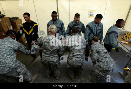 Ruolo giocatori si preparano a passare attraverso una massa di decontaminazione per attacchi di linea durante la Joint Task Force di supporto civile esercizio della risposta improvvisa 16-1, 8 dicembre 2015, a Fort Stewart, Ga. JTF-CS anticipa, piani e si prepara per la chimica, biologica, radioattiva e nucleare e le operazioni di risposta. (Gazzetta DOD foto di Marina Sottufficiali di 2a classe di Benjamin T. Liston) Foto Stock