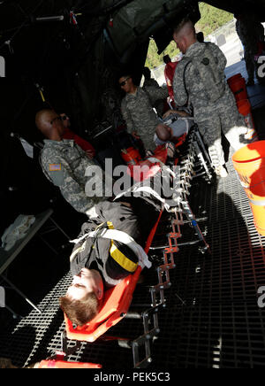 Ruolo giocatori si preparano a passare attraverso una massa di decontaminazione per attacchi di linea durante la Joint Task Force di supporto civile esercizio della risposta improvvisa 16-1, 8 dicembre 2015, a Fort Stewart, Ga. JTF-CS anticipa, piani e si prepara per la chimica, biologica, radioattiva e nucleare e le operazioni di risposta. (Gazzetta DOD foto di Marina Sottufficiali di 2a classe di Benjamin T. Liston) Foto Stock