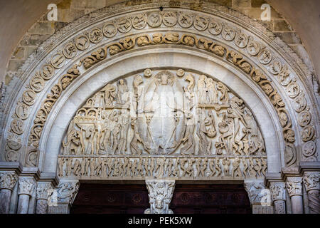 Ultima sentenza timpano da Gislebertus nella cattedrale di Autun, Borgogna, Francia prese il 18 giugno 2013 Foto Stock