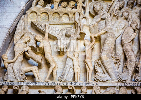 Close up di elemento del giudizio ultimo timpano da Gislebertus nella cattedrale di Autun, Borgogna, Francia prese il 18 giugno 2013 Foto Stock